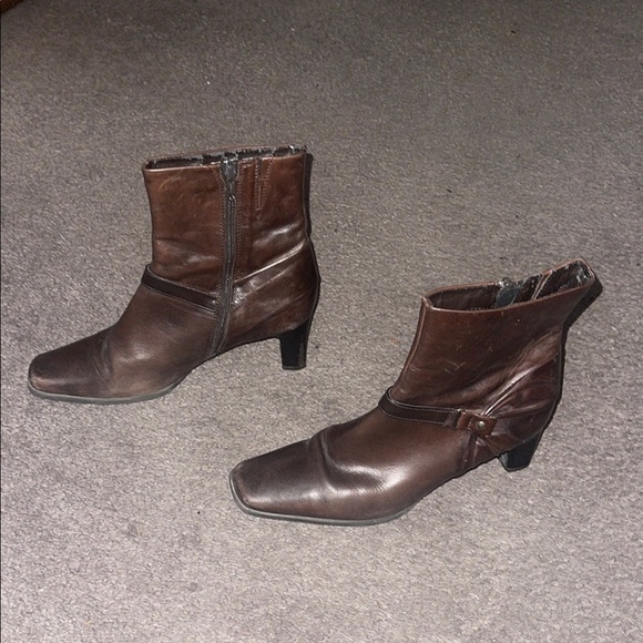 Clarks brown leather heeled boots - Picture 2 of 8